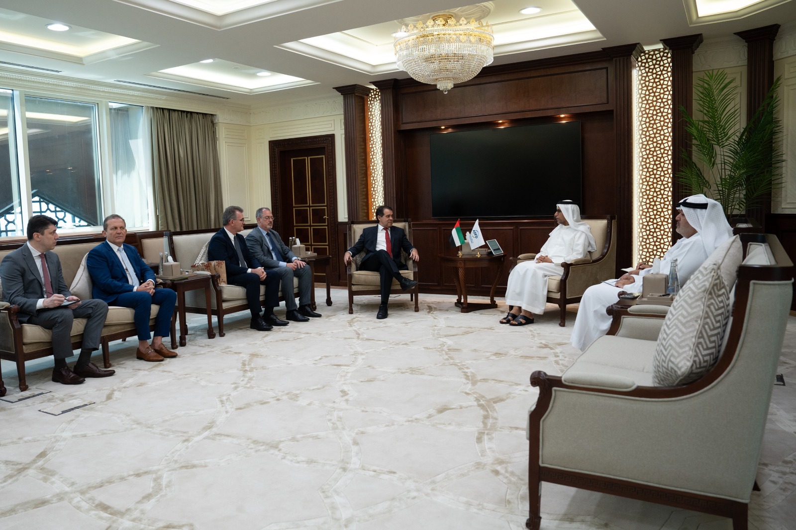 grupo de pessoas sentadas em poltronas em uma reunião